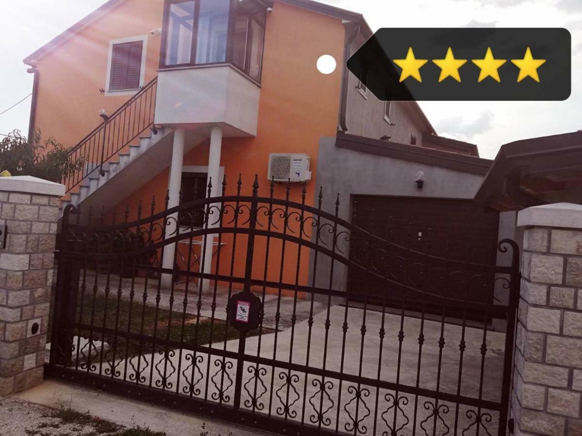 Studio Apartment Dorina Buje Exterior foto